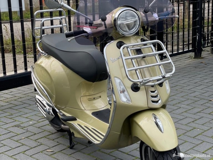 Vespa Primavera Touring 75th Anniversary